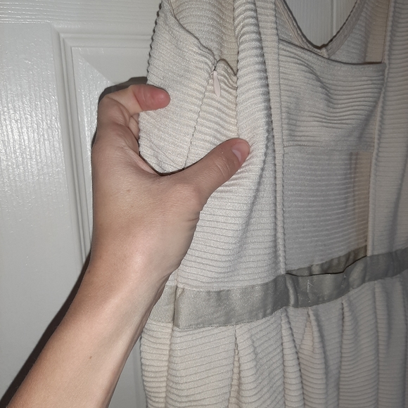 EUC worn once open back section fits a small - Picture 4 of 4